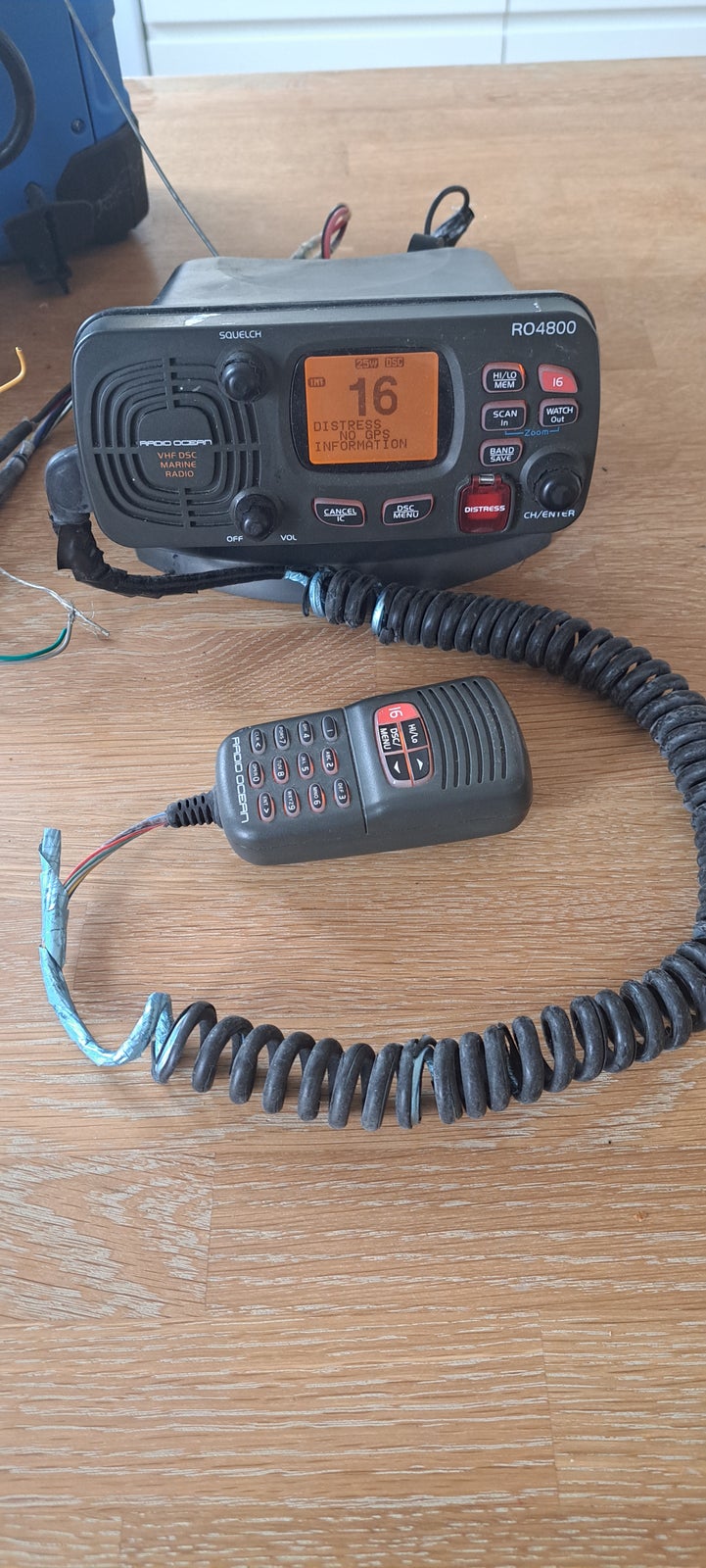 VHF radio med AIS modtager. 
RO 4800 er en god...