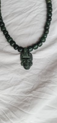 Halskæde, perler, Smuk halskæde af grønne sten (ved ikke hvilke) med afrikansk vedhæng (løvinde?)
31