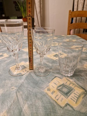 Glas, Vinglas, Luminarc, Jeg søger disse glas til 10 kr stk.
Rødvin 8 stk, hvidvin 9 stk og vandglas