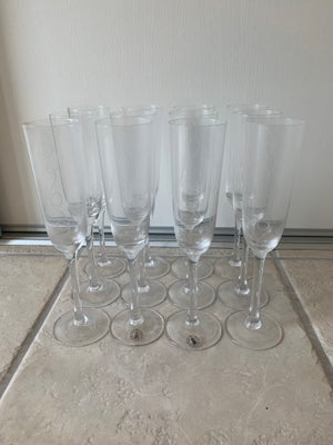 Glas, champagneglas, 12 stk fine champagneglas sælges for 271kr samlet,
er ikke sikker på at de tåle