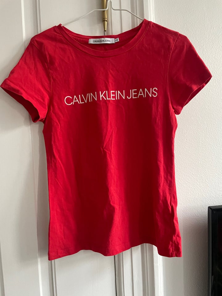 dialog Editor Lav vej T-shirt, Calvin Klein, str. 36 – dba.dk – Køb og Salg af Nyt og Brugt