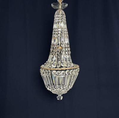 Lysekrone, Højde 73 cm.
Diameter 30 cm.

Flot fransk lysekrone fra 1900 tallets begyndelse.
Prismekr