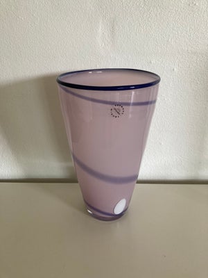 Glas, høj vase, Smuk mundblæst lilla vase fra SØHOLM KUNSTGLAS, Moeslund design.
Vasen er 21 cm høj 