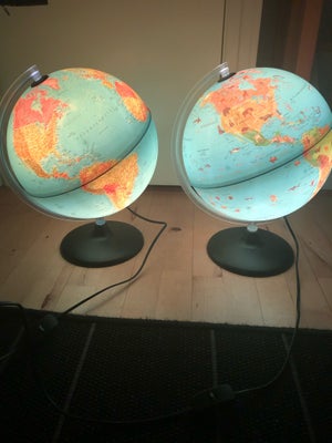 Globus med lys, Prisen er pr. stk.
Er i fin stand og mulighed for en model både med eller uden dyr p