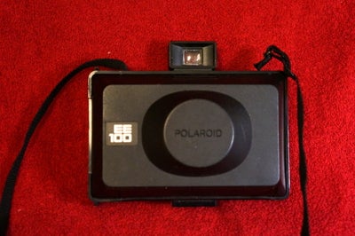 Polaroid, EE 100, Velholdt Polaroid kamera.
Ser ud til at fungere, men er ikke prøvet af med batteri