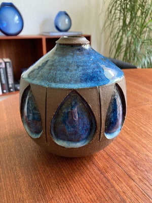 Keramik, Vase, Michael Andersen, Flot blå vase fra Bornholmske Michael Andersen.
Vasen er 100% intak