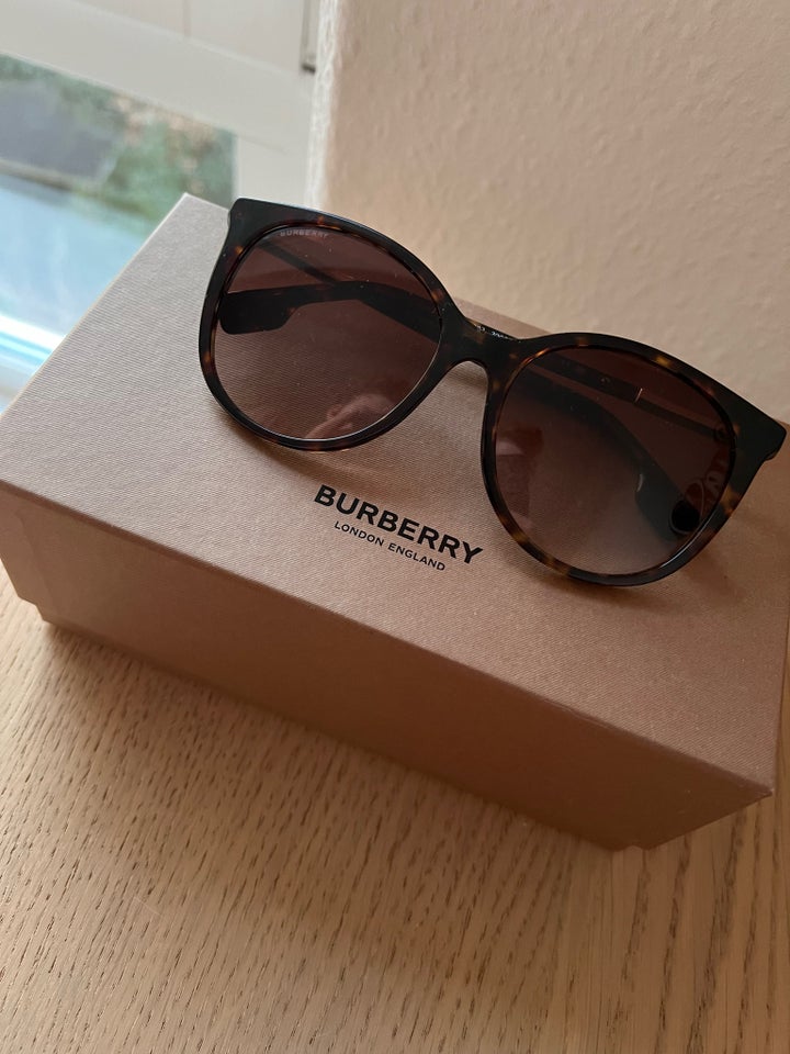 Solbriller dame, Burberry