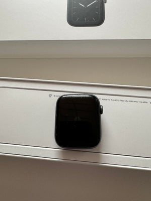 Herreur, Apple, Apple Watch serie 5 fra 09-2019. Alt virker som det skal, dog er der små brugs spor.