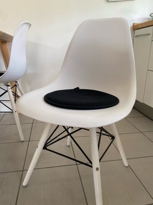 Spisebord m/stole, Lisabo IKEA bord i asketræsfiner, b: 78 l: 140, 4 stole fra JYSK