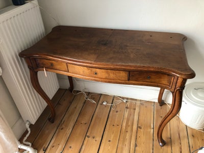 Skrivebord, b: 110 d: 53 h: 78, Fint gammelt skrivebord med mahogni (tror jeg) finér og massive ben.