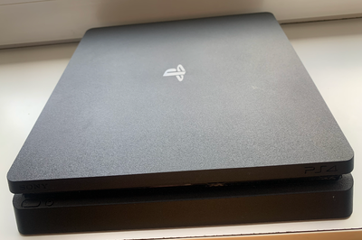 Playstation 4, Perfekt, PS4 sælges med alle tilbehør:
2 konsoller med oplader
Kamera
Mikrofon
Filmes