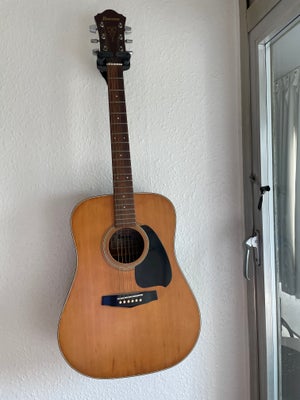 Western, Ibanez V280, En alletiders guitar med stålstrenge, der har hængt for længe på væggen, og fo