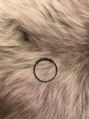 Ring, sølv, Pernille Corydon, Ring i oxideret, med små kugler på toppen.

Str: indvendig diameter må