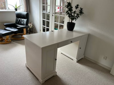 Skrivebord, IKEA, b: 145 d: 65 h: 74, Pænt hvidt IKEA skrivebord sælges, pænt og velholdt, enkelte s