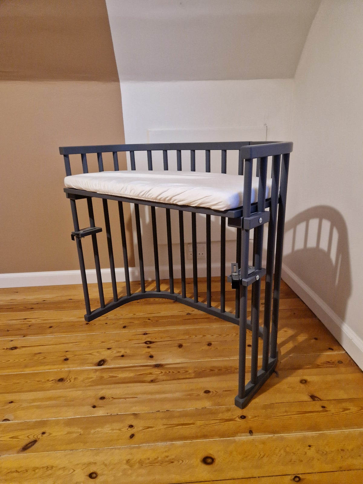 Babyseng, Bedside crib fra babybay