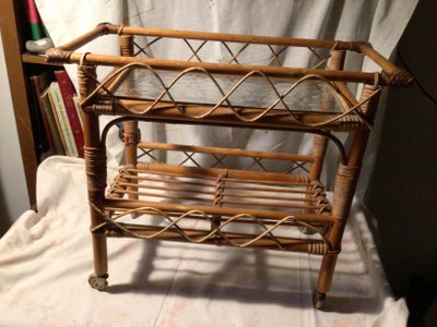 Bambus rullebord, Intet, Lille bambus rullebord med glasplade.
Højde 47 cm/længde 53/ bredde 25 cm
S
