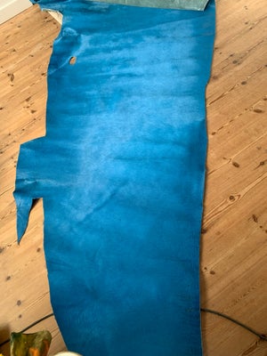Andet tæppe, ægte tæppe, Koskind, b: 90 l: 250, Turkis farvet koskind, ca 250 cm langt og fra 30-100