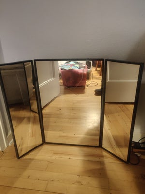 Bordspejl, b: 60 h: 60, Fint tre-fløjet spejl fra IKEA.
Bredden er 60 cm udslået og hver fløj måler 