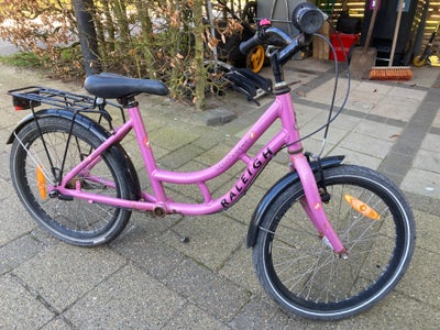 Pigecykel, balancecykel, Cykel lavet om til løbecykel - pedalstænger skåret af - bortgives
