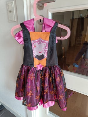 Gurli Gris heks kostume, Dragten består af en smuk sort tylkjole med orange og pink detaljer. På bry