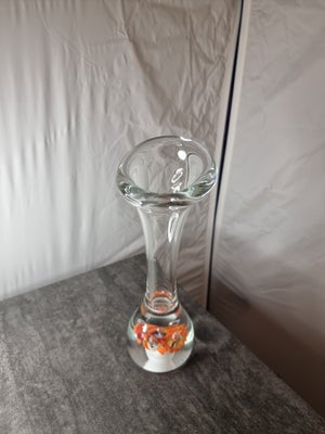 Vase, Vase, Holmegaard, Glas, Vase

Dekorativ mundblæst glasvase med boble og farvet mønster indvend