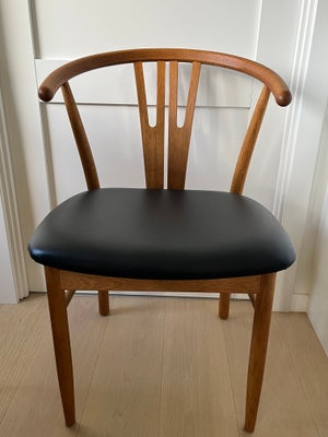 Spisebordsstol, Eg og læder, b: 48 l: 41, 4 stole i egetræ med armlæn og med sæde i læder. Nyslebet 