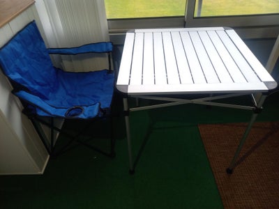 Camping bord og stol, Været brugt meget lidt, så fremstår som næsten nyt.
Bord måler ca. 60 x 60 cm.