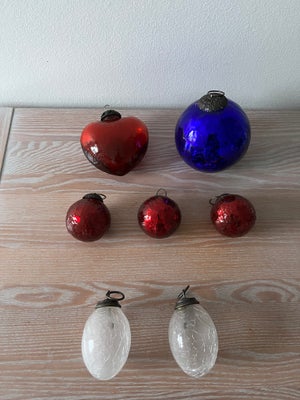 Julepynt, Glaskugler i tungt glas.
Rødt hjerte ca. 10 cm, 35 kr.

Blå kugle (SOLGT)

3 røde runde ca