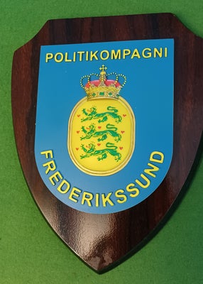 Orden, Plakette.
Politikompagni 
Frederikssund. 

23 cm høj
19,5 cm bred.

Kan sendes med dao eller 