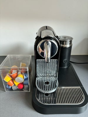 Kaffemaskine, Nespresso, Fin Nespresso kaffemaskine inklusiv mælkeskummer som både kan piske mælken 