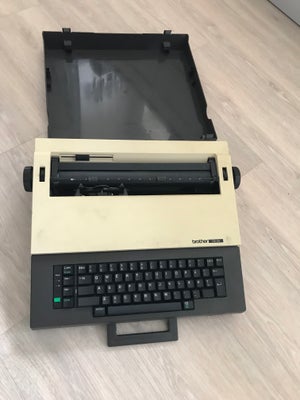 Elektrisk skrivemaskine, Brother CE2, sort
Kan leveres i Sønderjylland og Vestjylland. Måske andre s