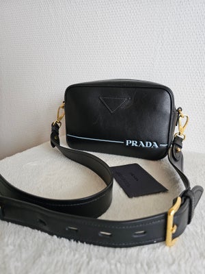 Crossbody, Prada, læder, Beskrivelse: Prada Mirage Camera bag - Nero.

Tasken er i sort farve og har