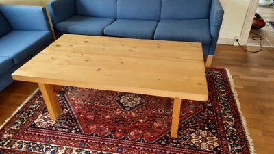 Sofabord, fyrretræ, Meget solidt sofabord.
(L: 140cm B: 78cm H: 50cm)
Der er et par skjolder i lakke