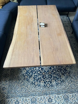 Spisebord, Fuldt ud massivt egetræ , Håndlavet. , b: 81 l: 49, Sælger dette 2 år gamle sofabord i eg