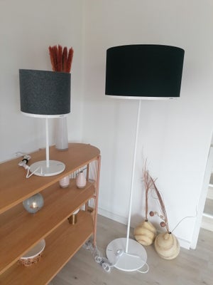 Anden bordlampe, NYE Pantone Lamper
Gulvlampe, 150 cm Høj. Skærm 45 cm ..350.-
Bordlampe 55 cm høj. 