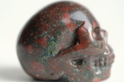 Smykker og sten, Krystal kranie - Drageblods Jaspis, Vægt: ca g

Længde: ca 4 cm

Højde: ca 3 cm - s