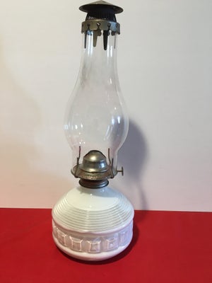 Petroliums lampe, Antik, Meget gammel petroleumslampe der altid har stået i sommerhuset. 
Smuk gamme