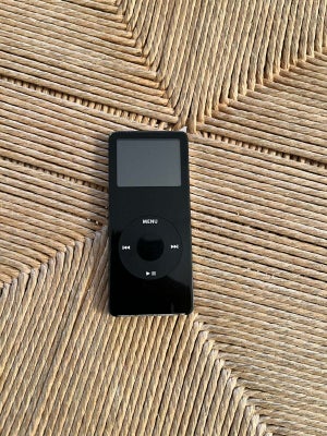 iPod, iPod Nano, 2 GB, God, Apple Ipod Nano 2 GB, 2.generation sælges.
I meget fin stand og meget sj