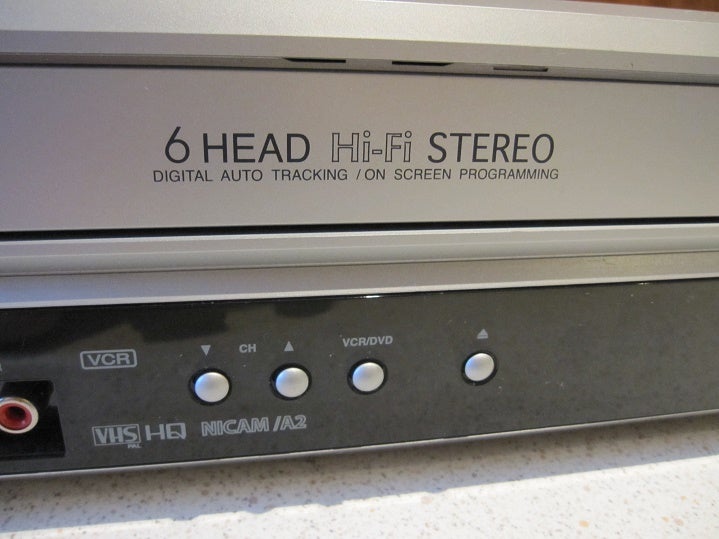 VHS videomaskine, Akai, DV-V606N (Incl. fjernbetjening)