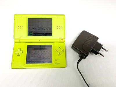 Nintendo DS Lite, DS Lite med oplader og touchpen, DS Lite med oplader og touchpen

Konsollen er tes