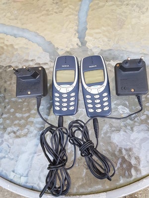 Nokia 3310, 2stk defekte . Den ene knaser i lyd den anden viser konstant : især simkort . 2stk netde