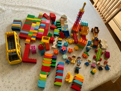 Lego Duplo, Stor samling LEGO med over 150 klodser + 8 biler 1 bus, 10 blomster, 1 trillebør , bord 