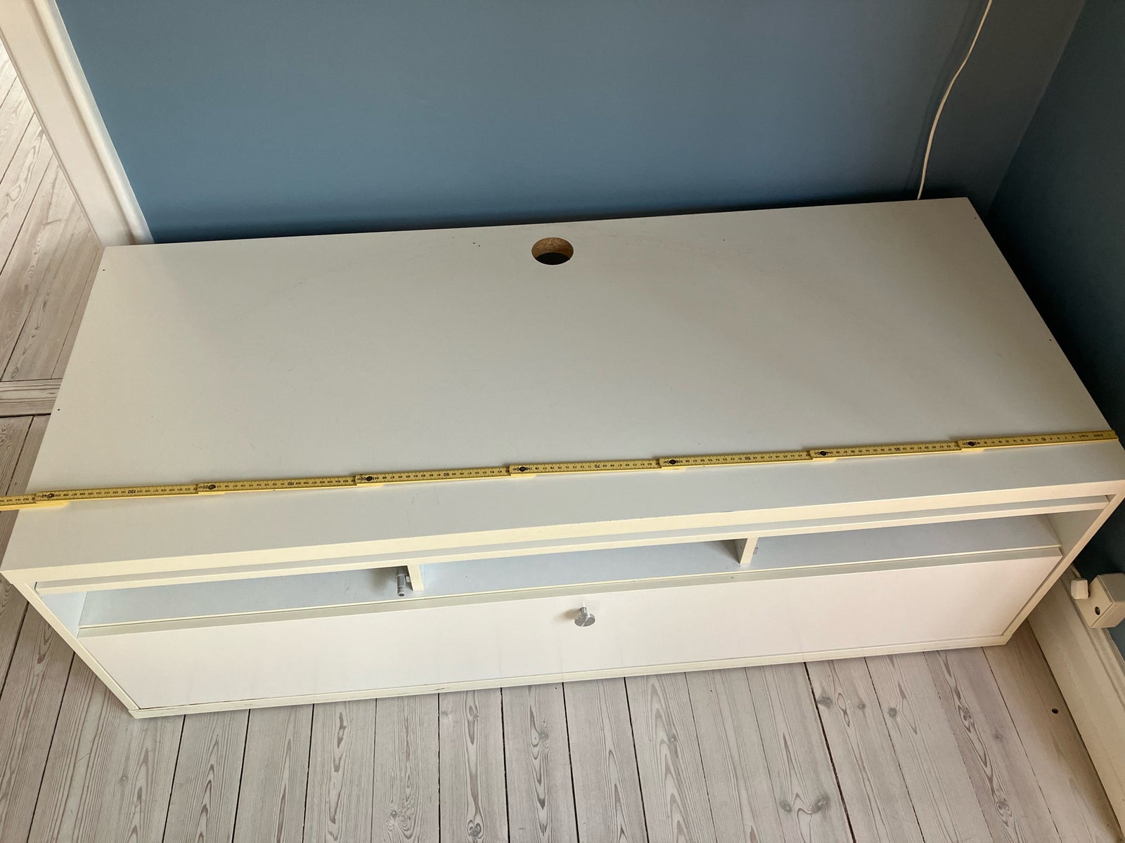 TV Bord gives væk. 

Ikea - ca 15 år 

Lidt gul...