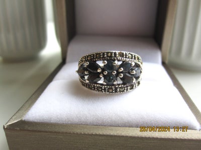 Ring, sølv, 925, Ring sælges til en fast pris på 125 kroner + fragt

Ringen har spor efter brug, der