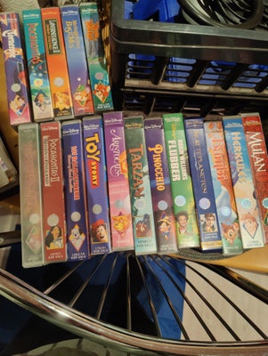 Børnefilm, Forskellige vhs film til forskellige priser. Kom frisk med bud.

Gysere
Action
Disney
Bør