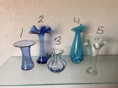 Glas, Glasvaser, Fine og velholdte små vaser uden skår og revner.
H fra 8-15,5 cm.
4.  Den høje blåg