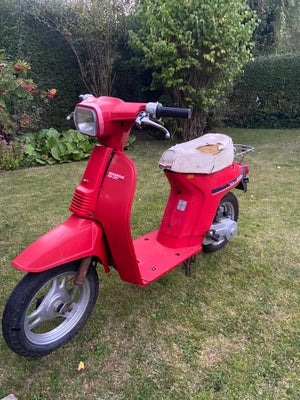 Honda NT50, 1986, Rød, Honda Melody

Starter og kører, men kunne godt bruge lidt justeringer. Har få