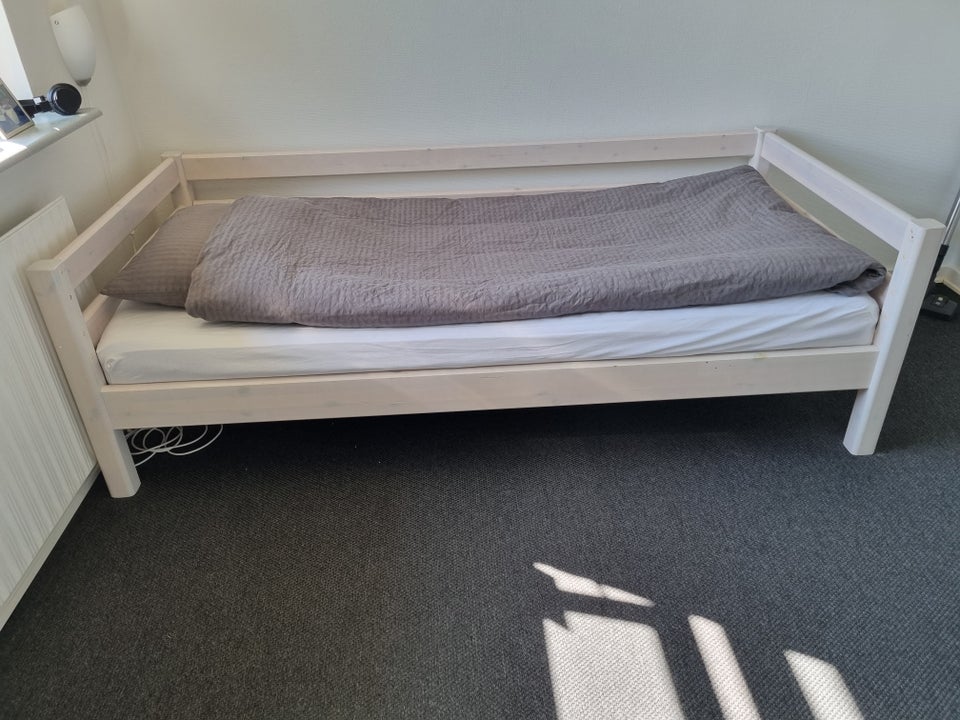 Halvhøj seng, Flexa, hvidpigmenteret