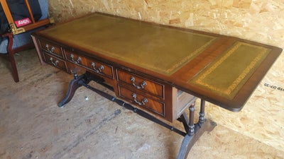 Skrivebord, b: 137 d: 69 h: 78, Teak

Der er 2 stk, fold ud sideplader, så bordet kan blive 193.
Kla