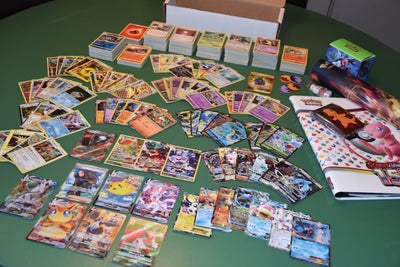 Samlekort, #2 Stor samling Pokémon kort inkl. opbevaring, Hej,
Her sælges en fin samling Pokemon kor